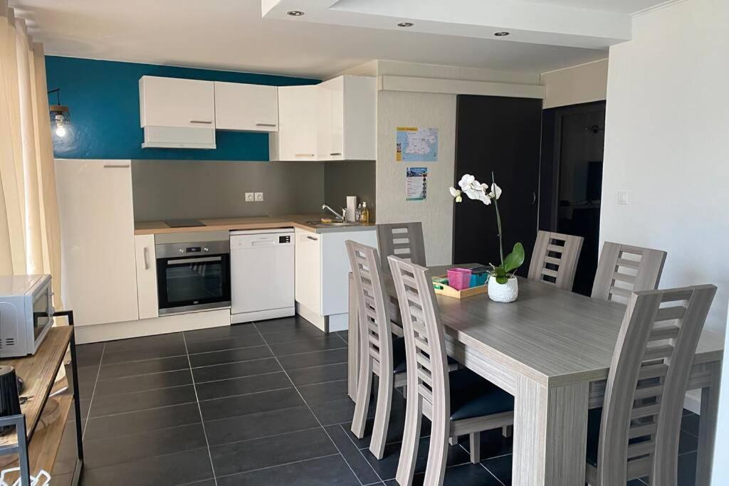 Appartement En Entree De Ville Avec Balneo Pont-lʼAbbé Exteriör bild